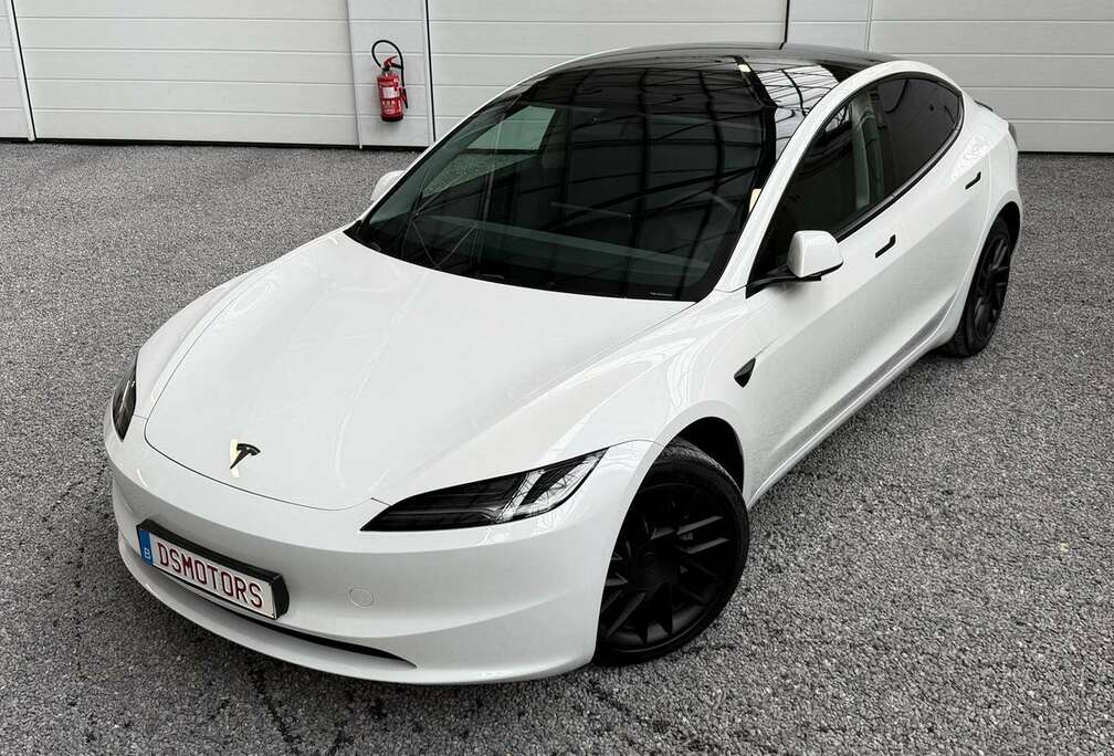 Tesla RWD | Premium versie | Zwarte logo\'s | Zwarte spoiler | Bescherming interieur rondom