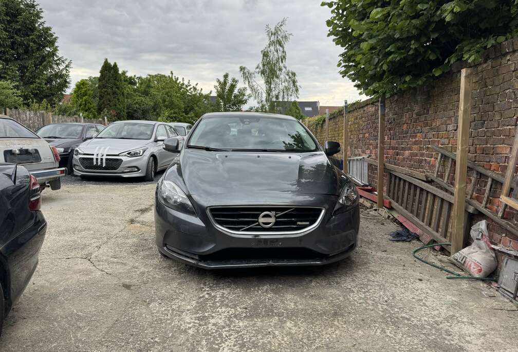 Volvo V40 1.6 D2 Kinetic R-Design Powershift Dégâts Capot