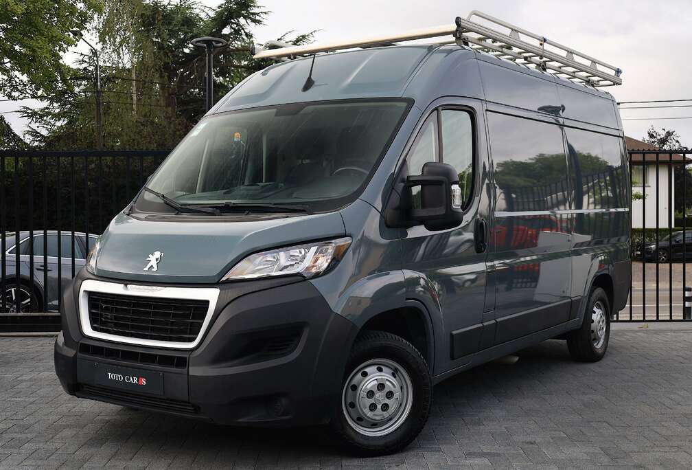 Peugeot 2.2 BlueHDi L2H2  ( EU6if ) 3pls.  Camera  Car-Play  Cruise-Control  Trek-Haak  Alu Dakrek  Wandpanelen / Laadkast.