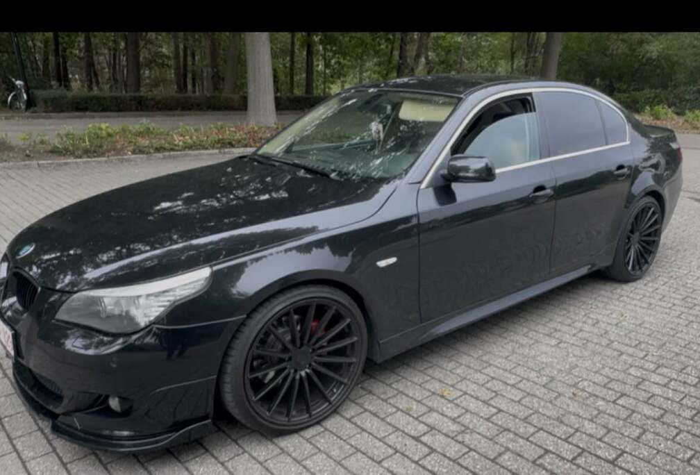 BMW 525i  3.0 liter motor benzine