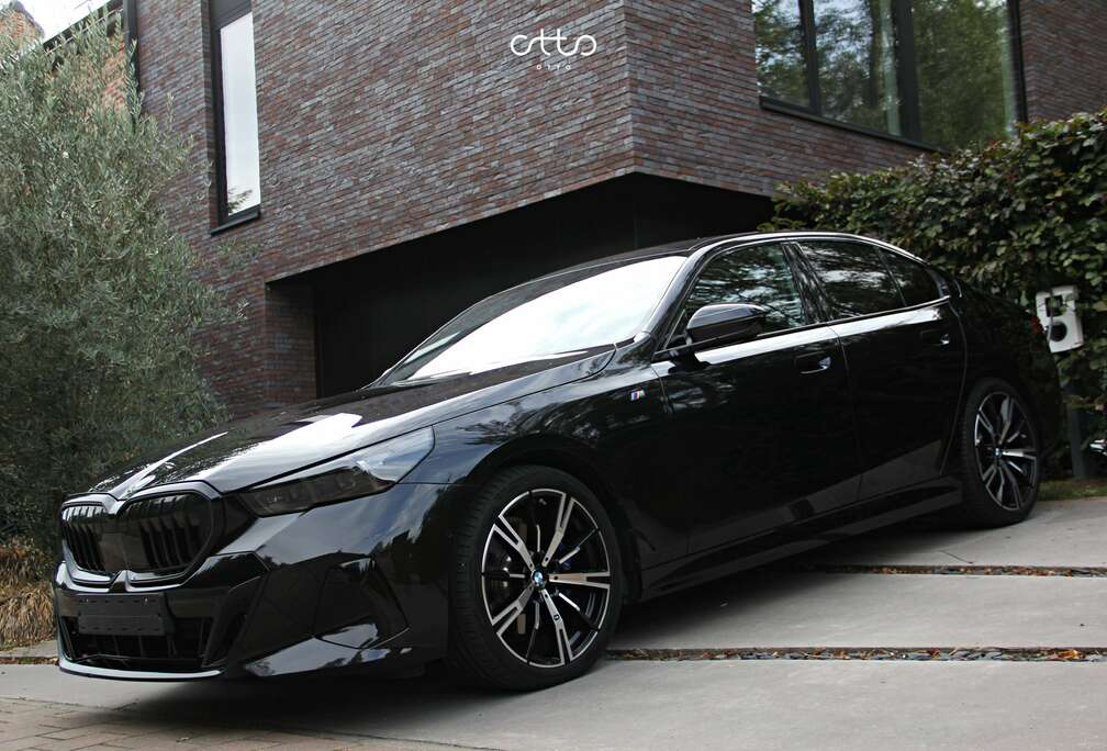 BMW iA M-Sport PRO Shadow Line/Iconic Glow/Adaptive LED/Leder/Trekhaak/Camera