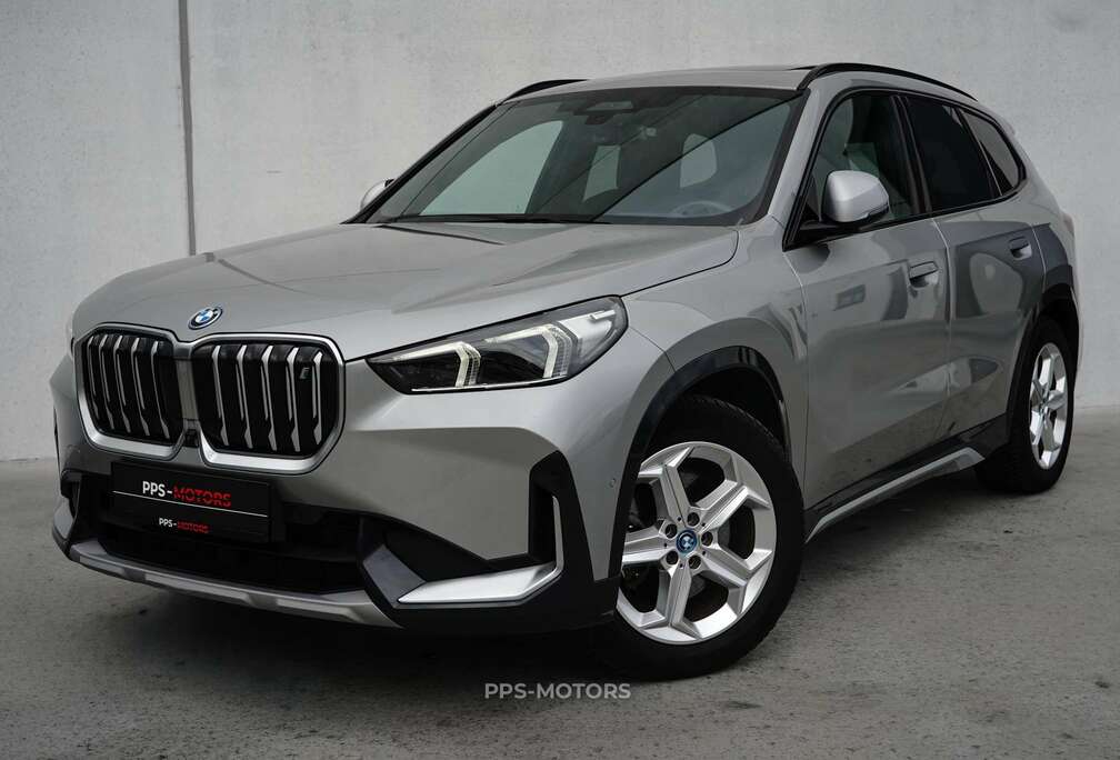 BMW iX1 66.5 kWh xDrive30 FULL OPTION | BTW | MASSAGE | TREKHAAK | STUURVERWARMING | PANODAK | 360 | KEYLESS | ADAPTIVE CC