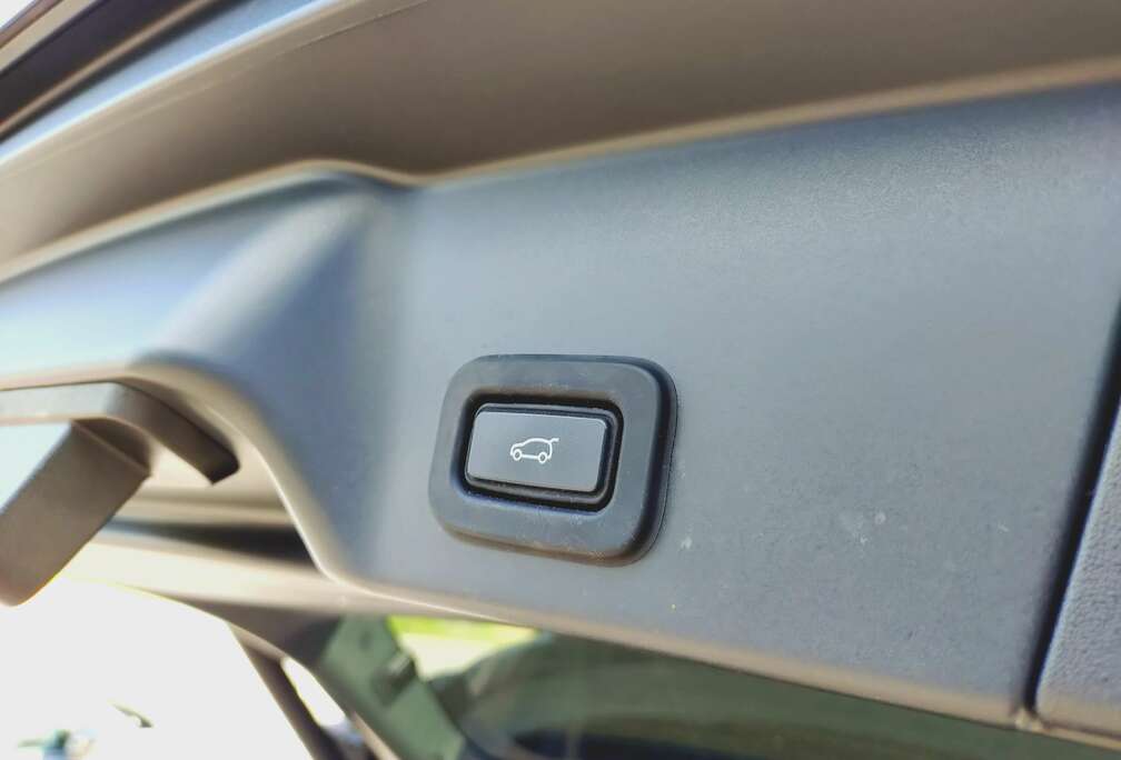 Land Rover R-Dynamic SE