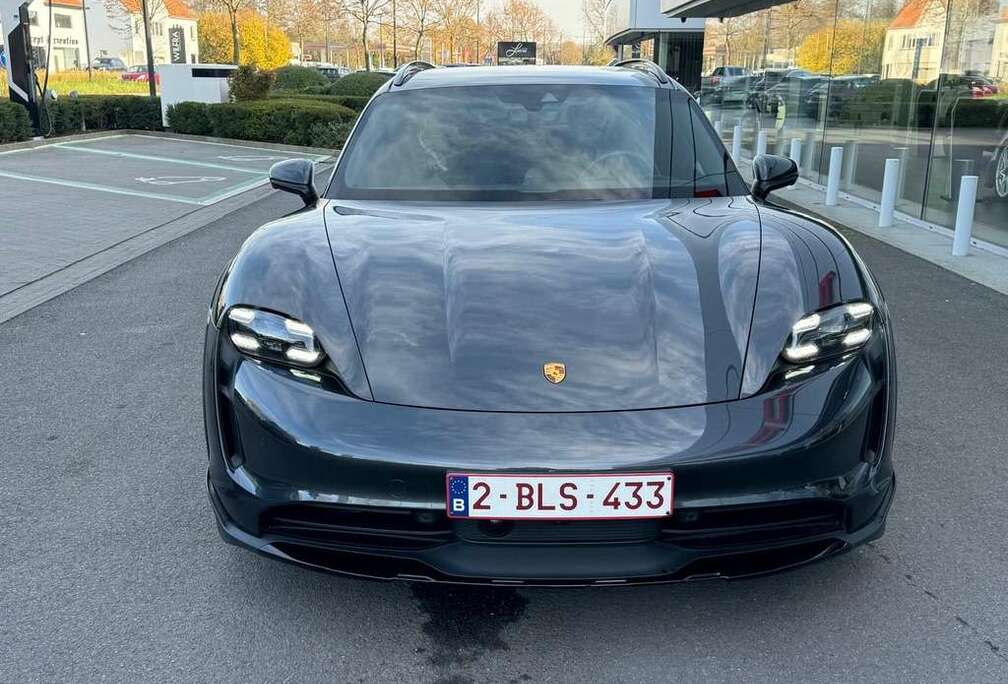 Porsche Taycan 4 Cross Turismo/Offroad Design Package incl. Inlays in Zwart (hoogglans)/Dual Screen/Volcano Grey Metallic/