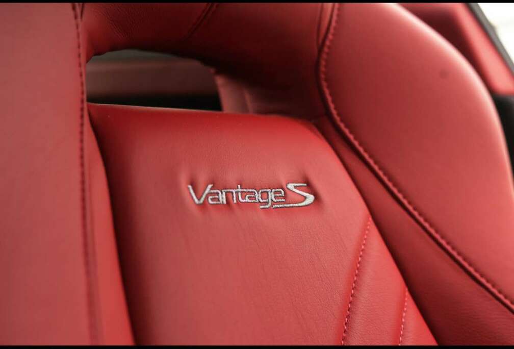 Aston Martin Vantage S COUPE SPORTSHIFT IISTRATUS WHITE METALL