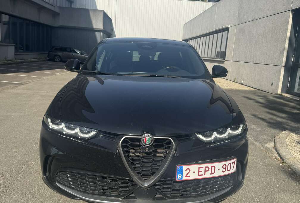 Alfa Romeo PHEV 1.3 Q4 Tributo Italiano (206 kW)