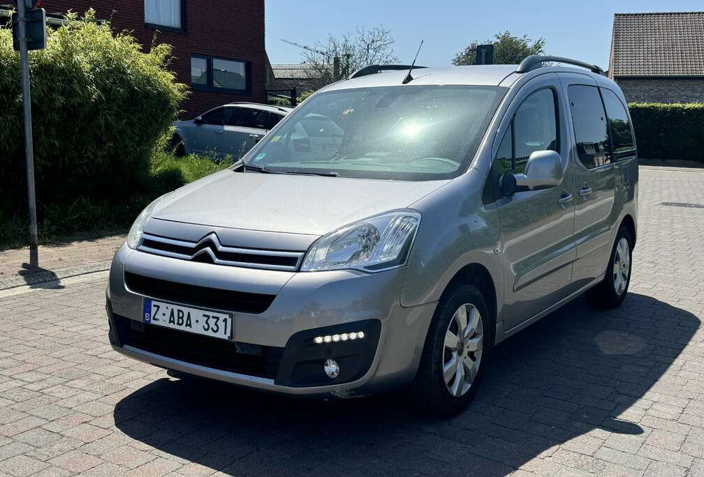 Citroen 1.2 Essence , Airco , Gps , Caméra , 5places