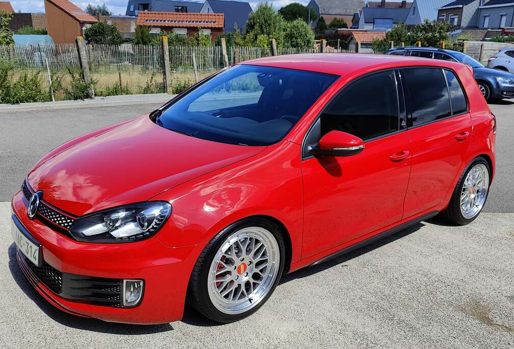 Volkswagen Golf 2.0 GTI adidas