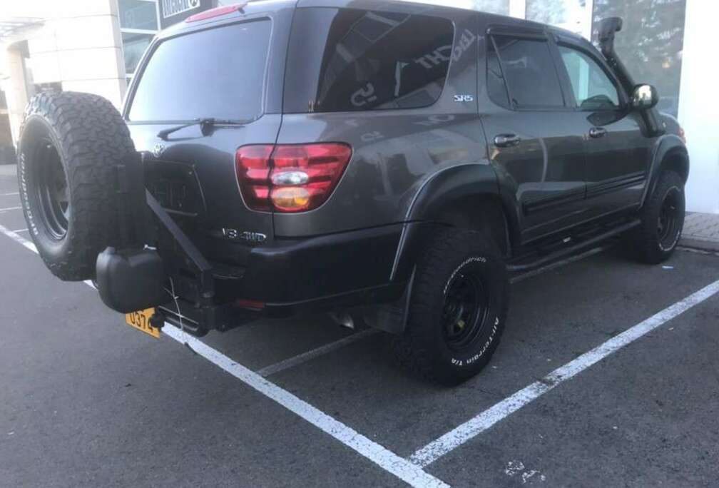 Toyota SR5 V8  4WD 8 places