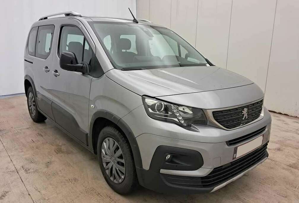 Peugeot 1.2i Allure /€10.735 netto / Navi / Camera / ...