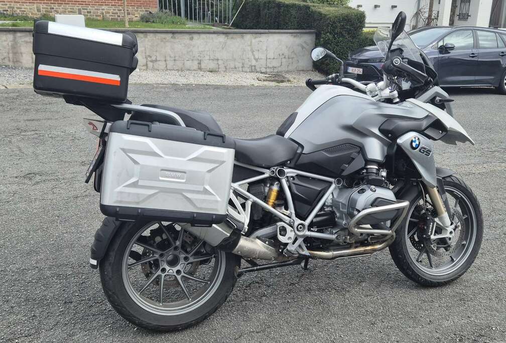 BMW gps, cruise control, poignée chauffante,  valises