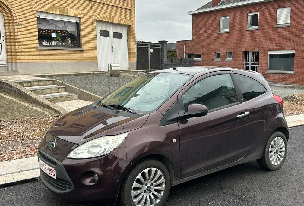 Ford Ka 1.2 + 4 nieuwe banden en nieuwe distributieriem