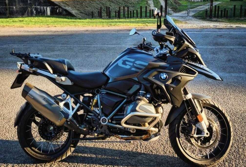 BMW Triple black