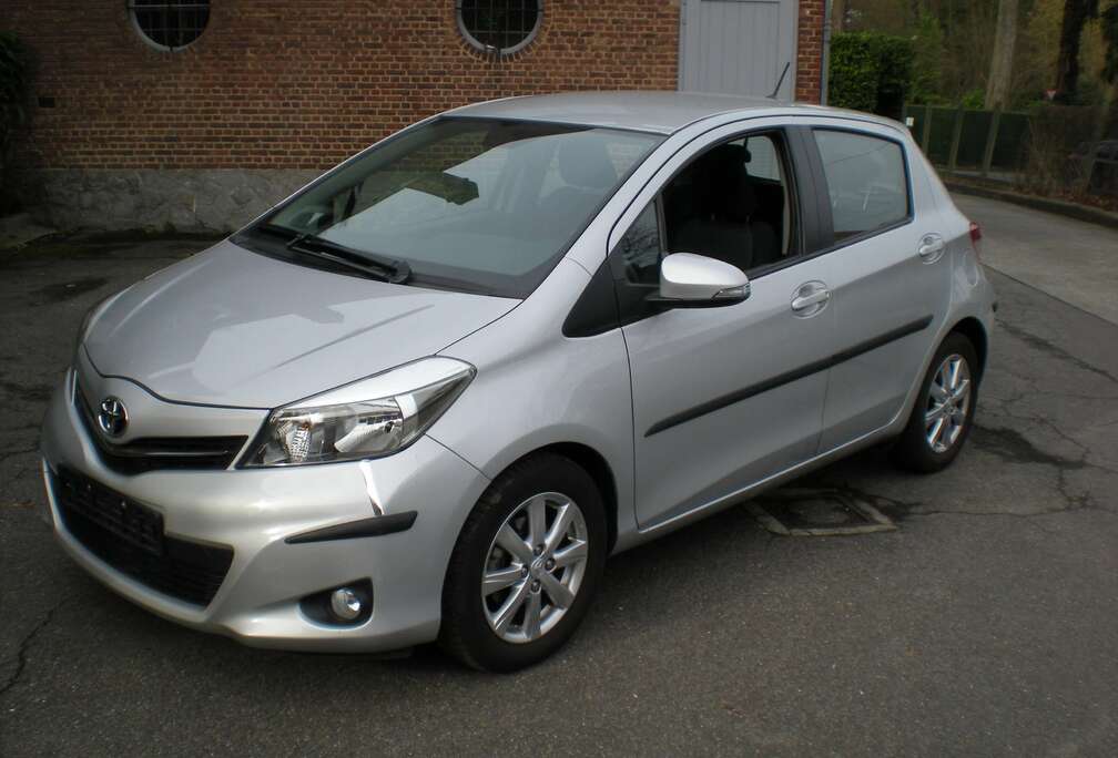 Toyota 1.3i VVT-i Dynamic  +NAVIGATION