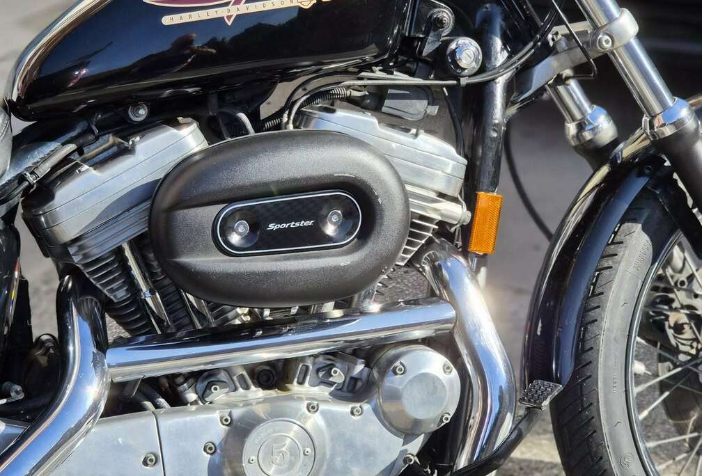 883