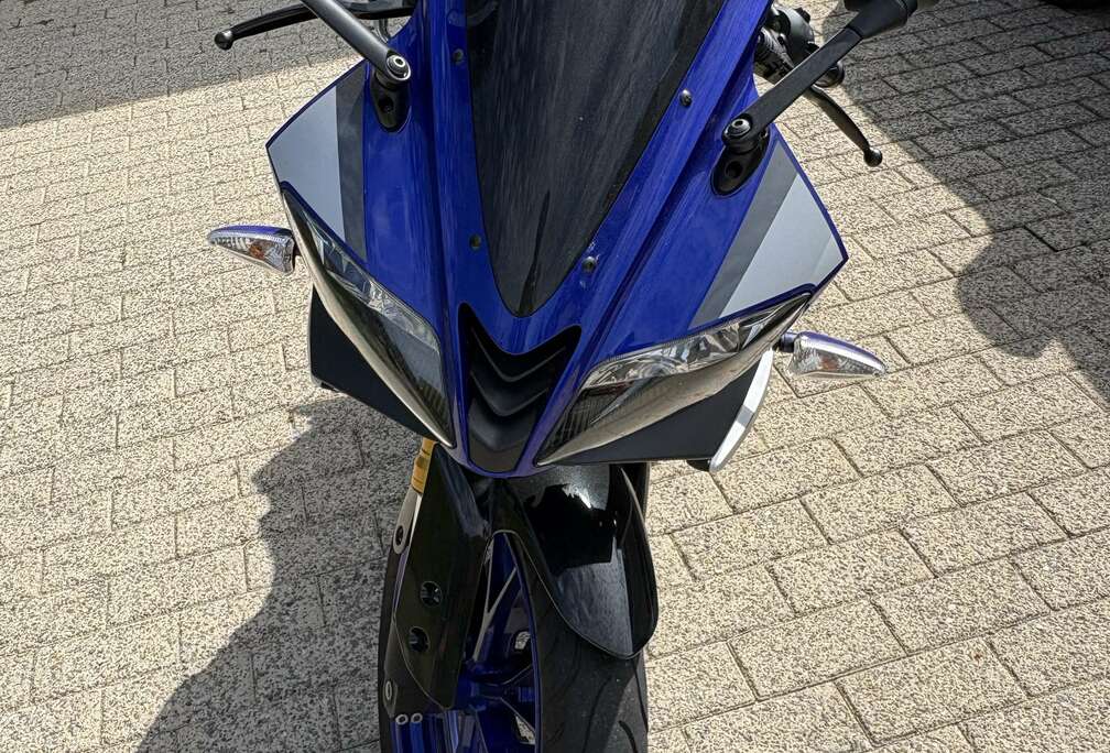 R 125