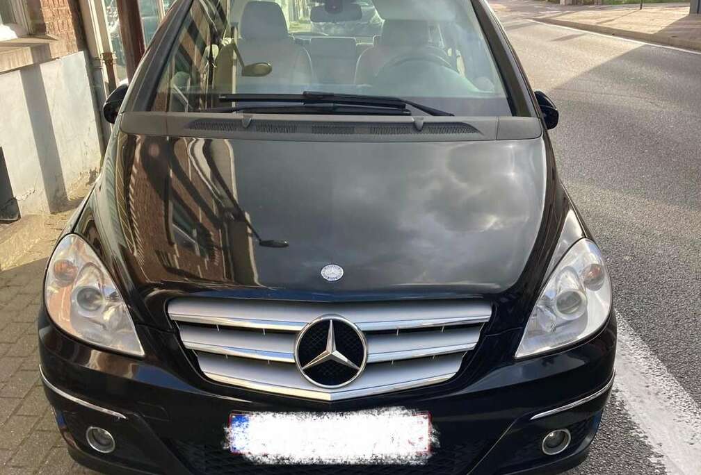 Mercedes-Benz B 180