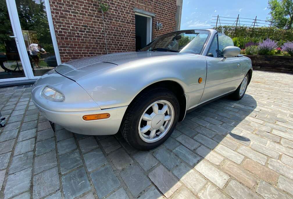 Mazda Miata de base, grise