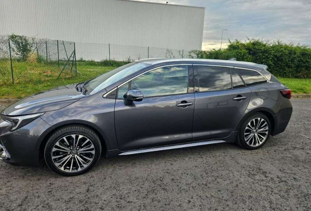 Toyota 1.8 Hybrid Touring Sports Lounge