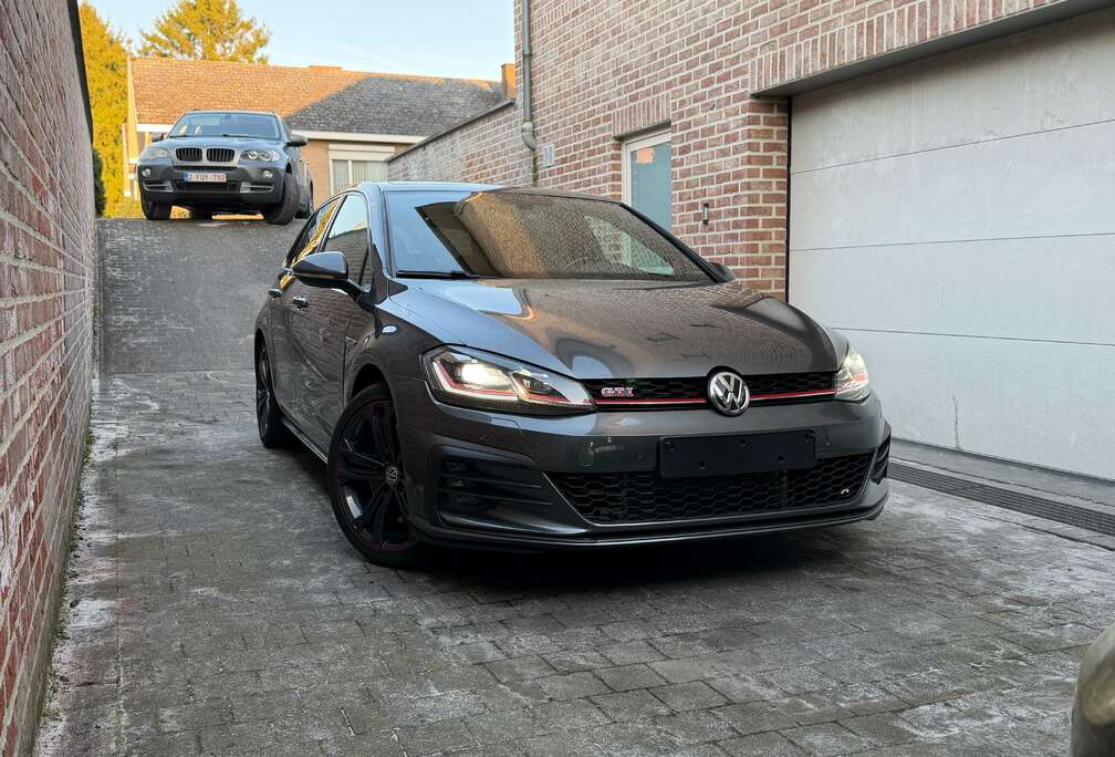 Volkswagen Golf 2.0 TSI Performance DSG