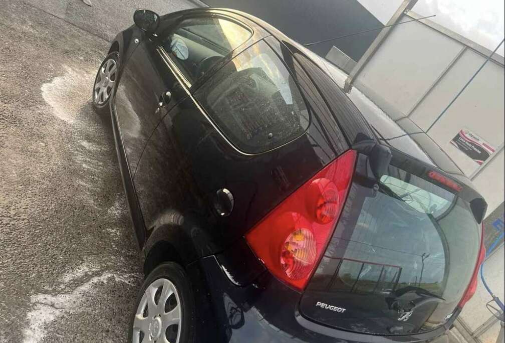 Peugeot 1.0e 12V 68ch BLUE LION Black & Silver