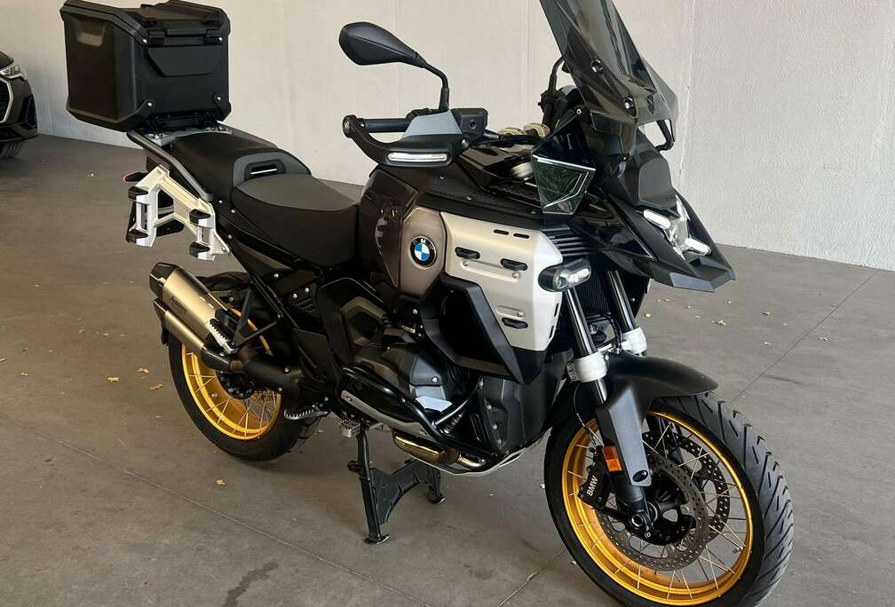BMW TRIPLE/BLACK