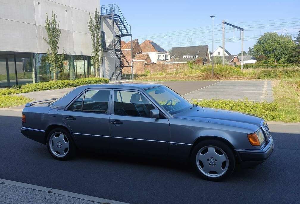 Mercedes-Benz MERCEDES W124 200E