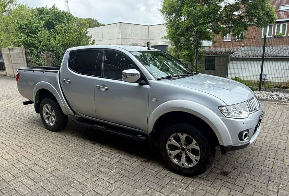 Mitsubishi Pick Up 4x4 Autm. Intense Double Cab Export