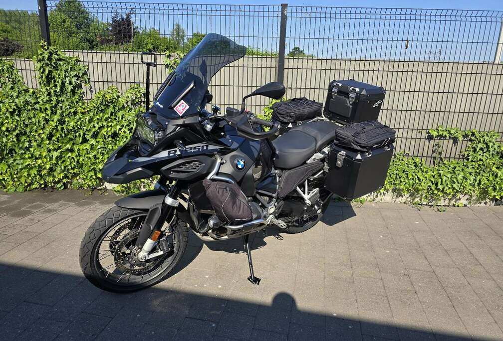 BMW triple black