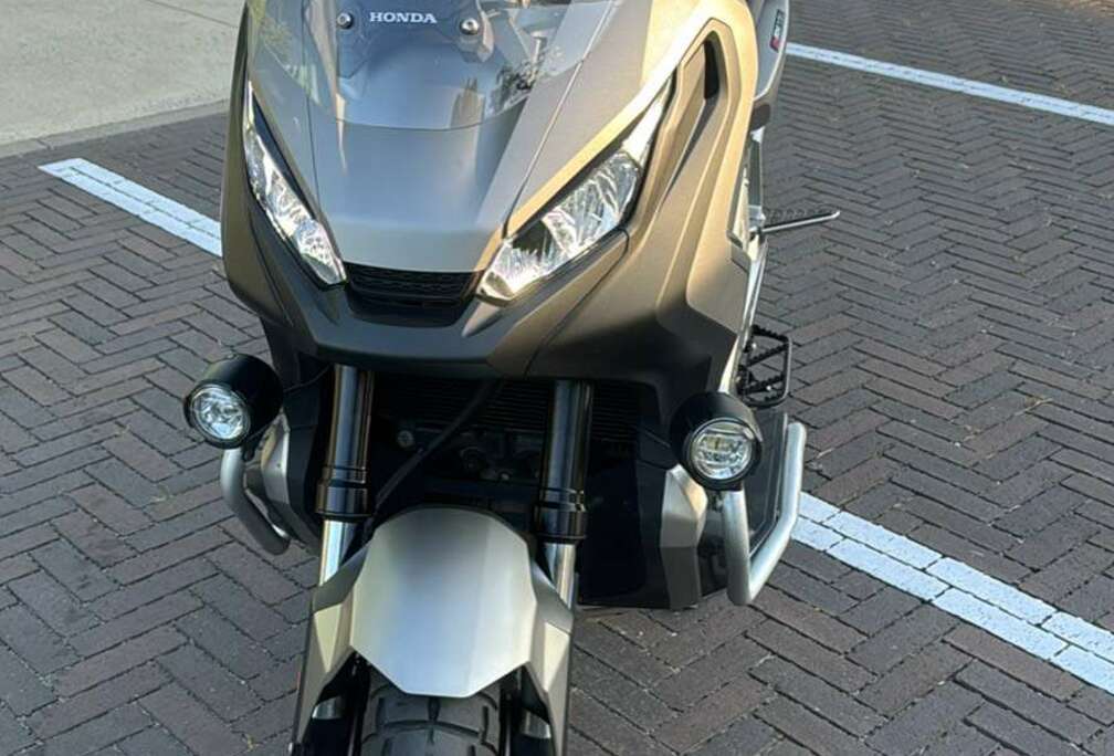 Honda XADV 760. 2030/09.