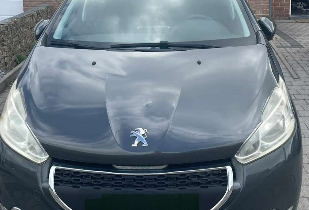 Peugeot 1.2i Active.  NAVI CLIM CRUISE BLUETOOTH
