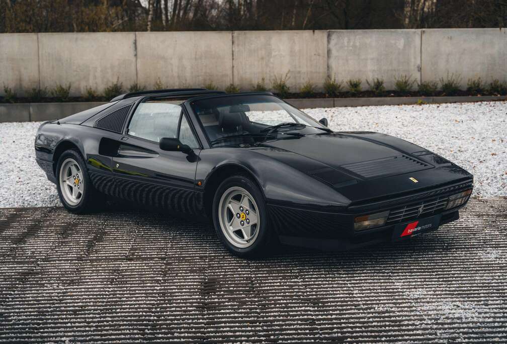 Ferrari GTS / Nero Black / V8