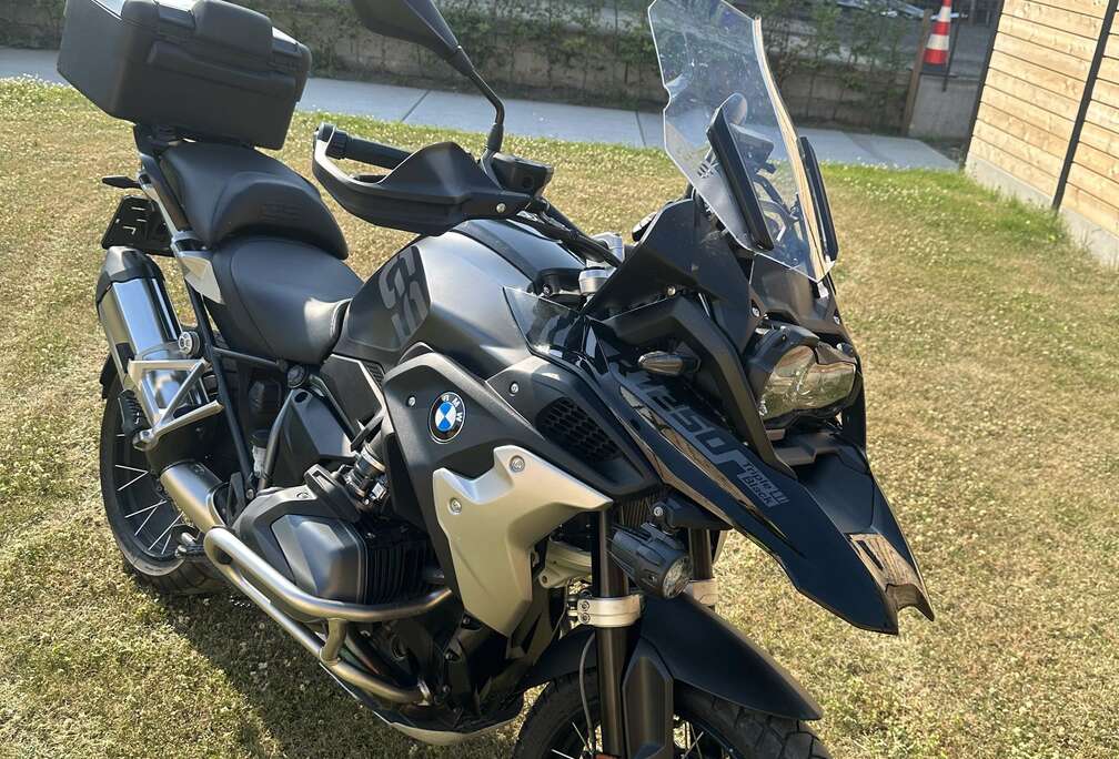 BMW Triple Black