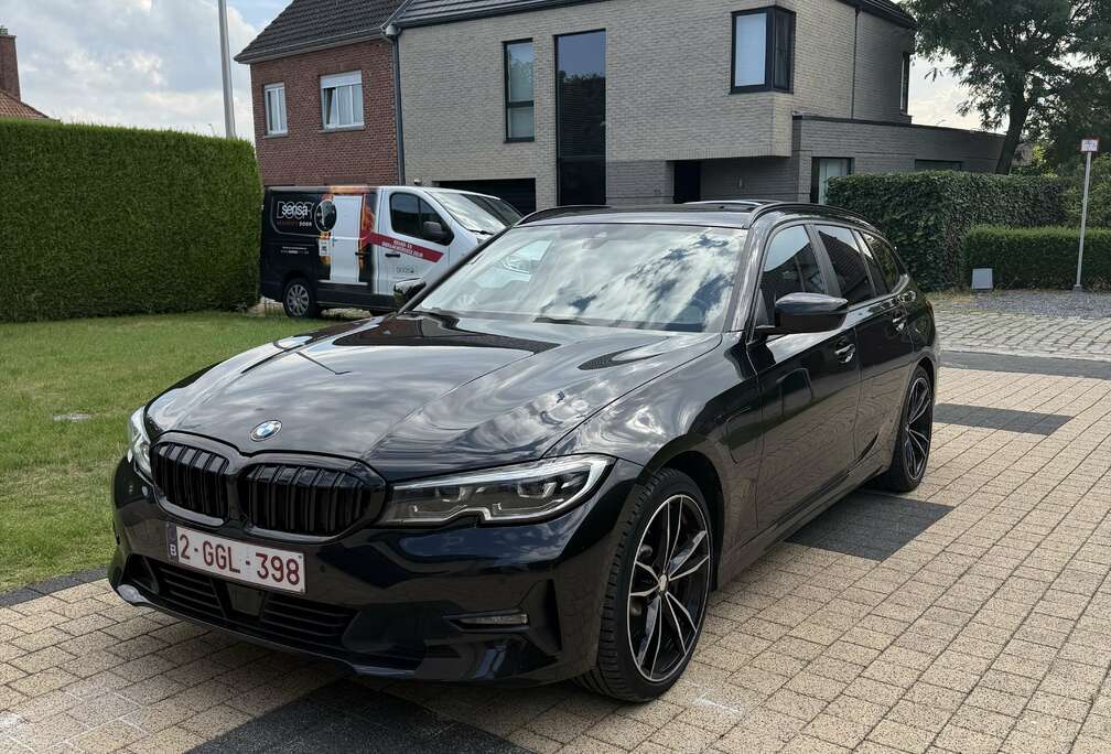 BMW Touring 330e Black Edition