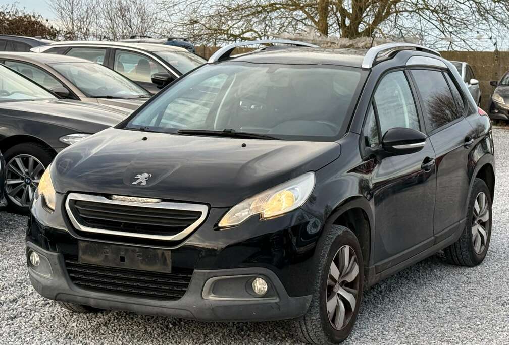 Peugeot 2008 1.2i - ESSENCE - TOIT PANO -