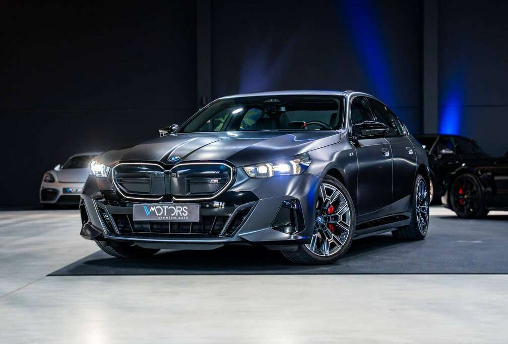 BMW M60 xDrive - Frozen Grey - 360 - HUD - Harman Kardon - Adaptief onderstel - Keyless