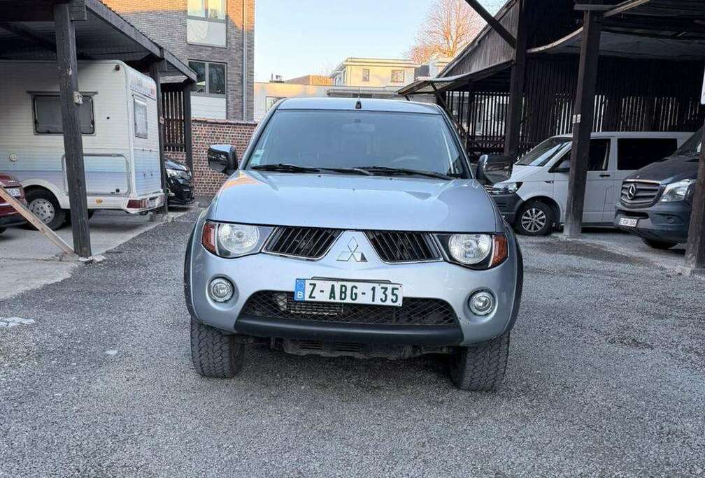 Mitsubishi 2.5  4WD clean car