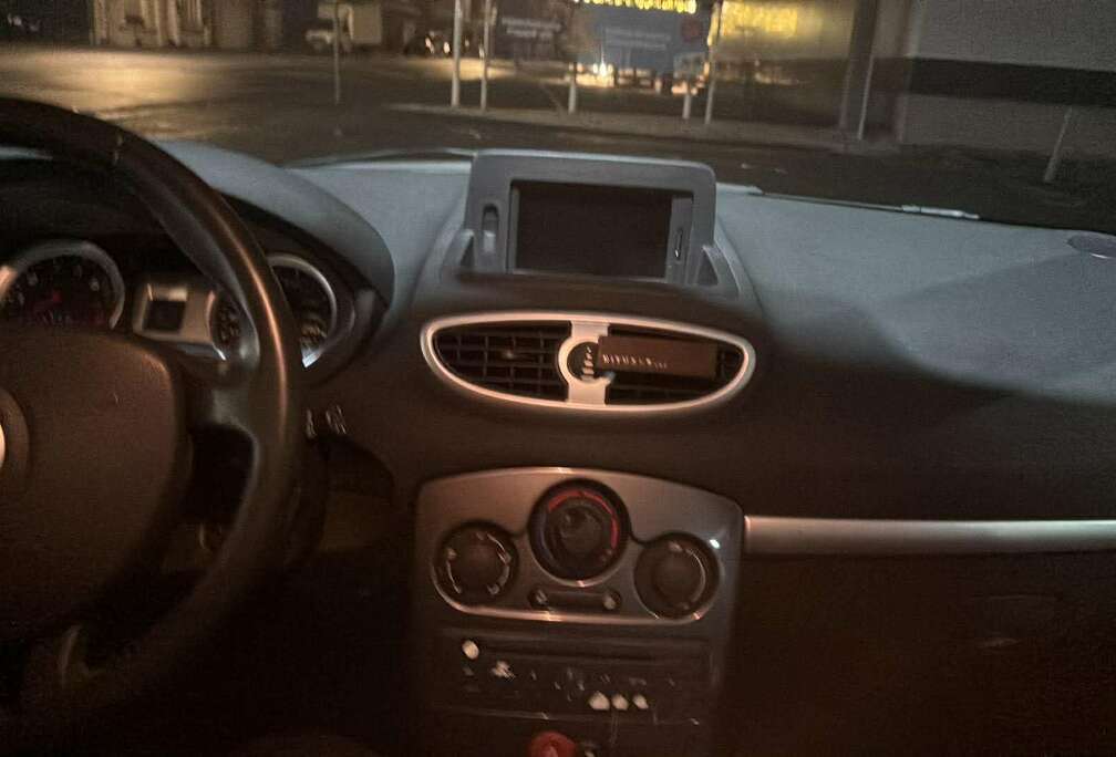 Renault Clio 1.2i TomTom LIVE