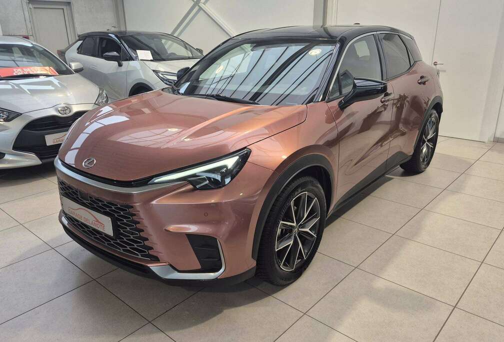 Lexus Hybrid COOL +LEDER/ALCANTARA +Elektrische zetel +Stoelmemory +Zetelverwarming +Stuurwielverwarming +Dodehoek