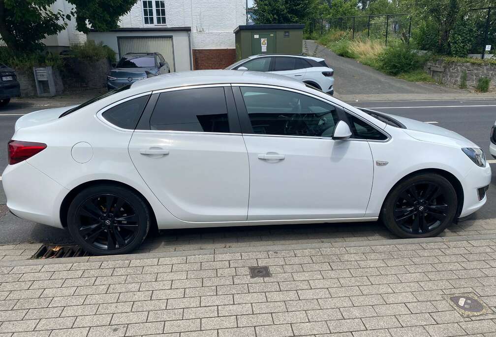 Opel Astra 1.6i Ultimate Edition