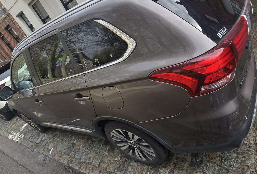 Mitsubishi Outlander 2.0i 2WD Diamond Edition 7S CVT