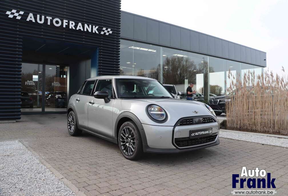 MINI 5D / ESSENTIAL / AUT / NAVI / CAM / PDC V+A / 17\