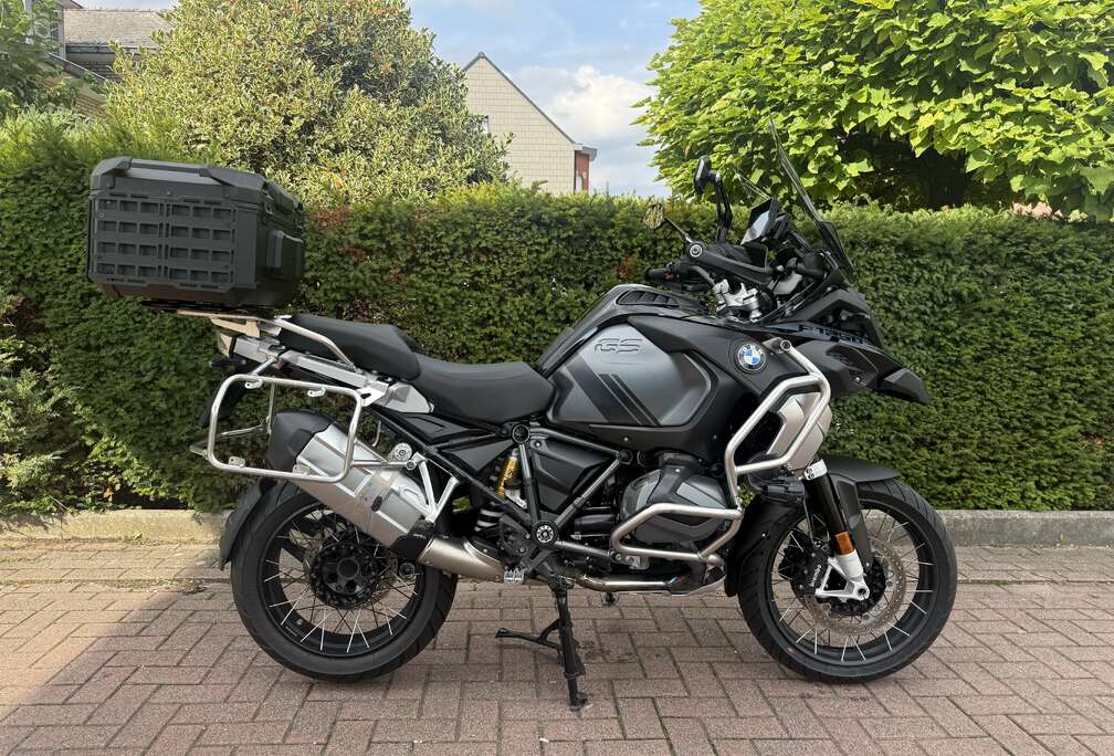 BMW TRIPLE BLACK * LONE RIDER