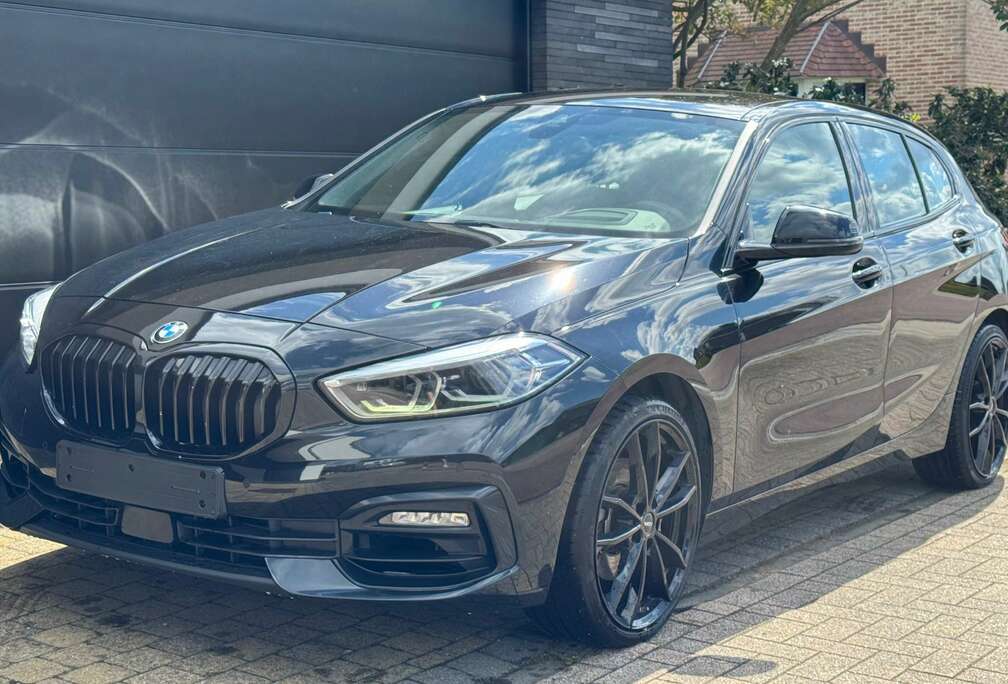BMW 118iA - Sport - Carplay - HUD - Camera - Verw. Stuur + Zetels - Elek. Koffer