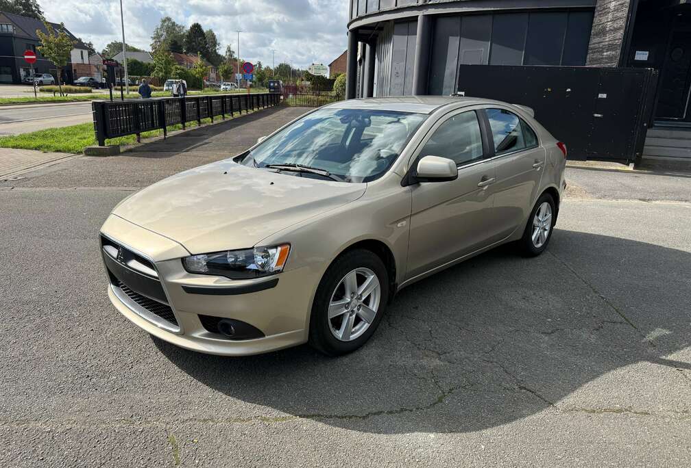 Mitsubishi Lancer 1.5i Invite