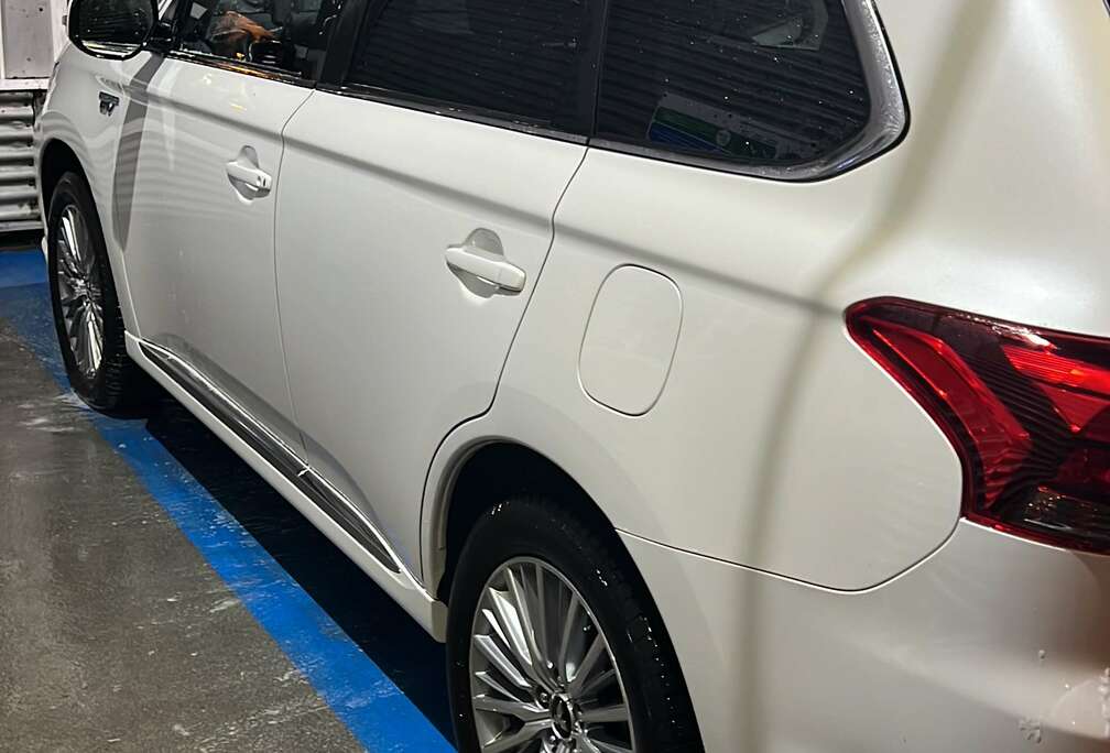 Mitsubishi 2.4i 4WD PHEV Business Edition SDA-NAV