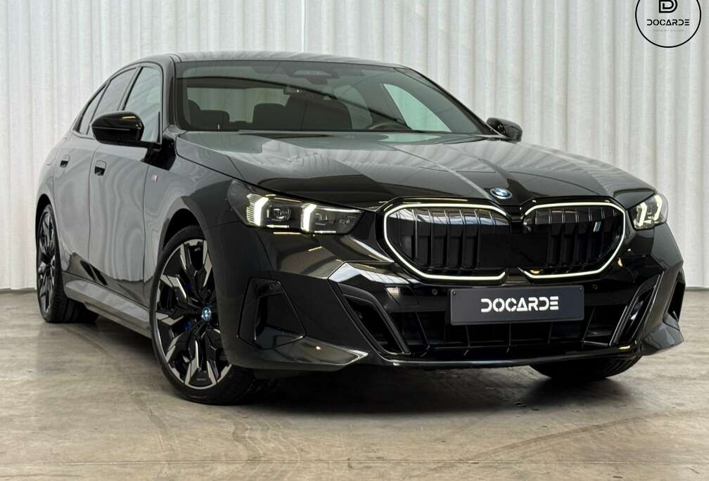 BMW i5 eDrive40  FULL OPTION  M SPORT PRO  DRIVING ASSISTANT PROFESSIONAL  B&W  PANO  ADAPTIEVE OPHANGING  TREKHAAK