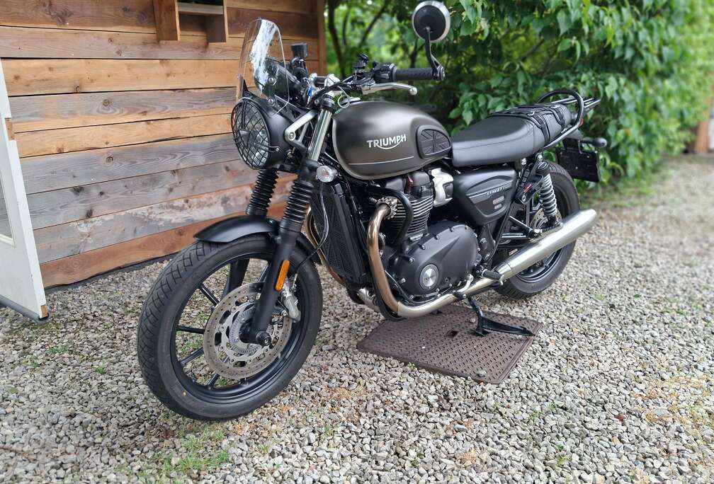 Triumph 900