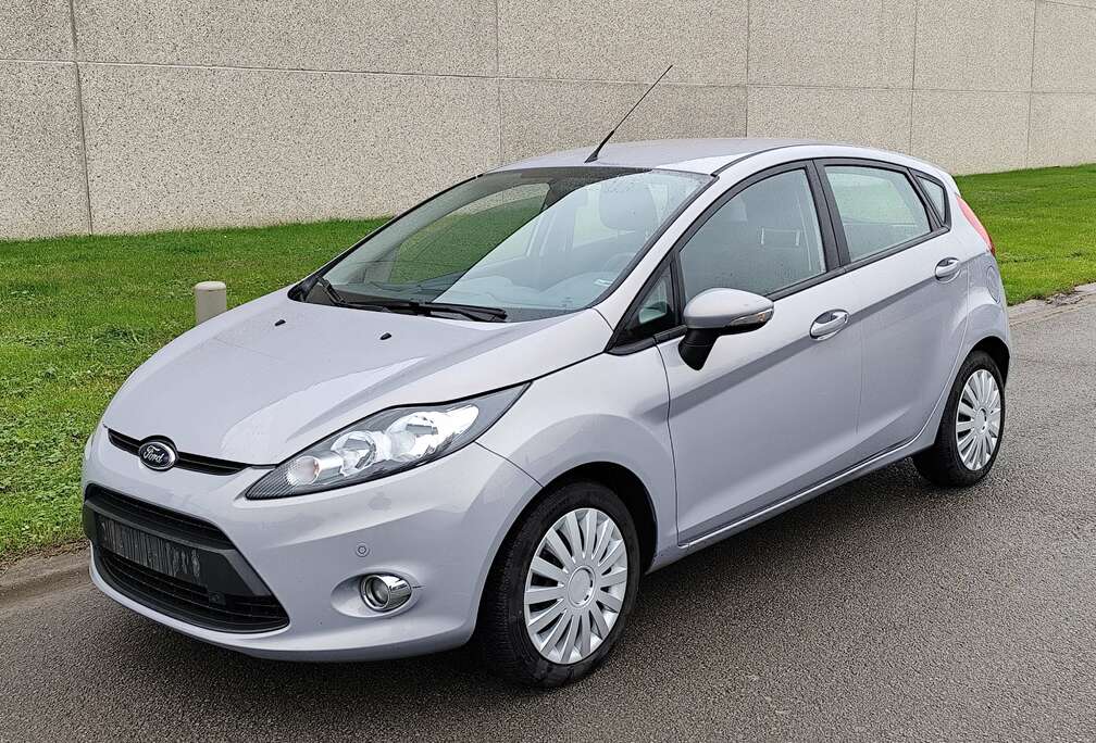 Ford 1.4i Titanium Automatique *AIRCO *PDC Av et Ar