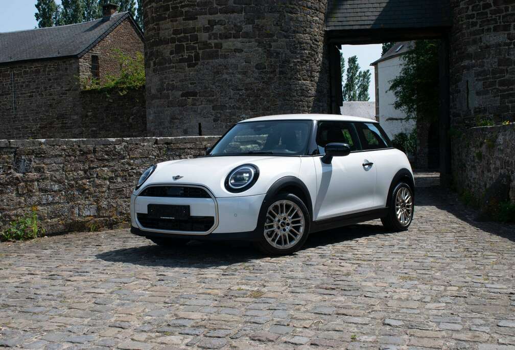 MINI Favoured Trim, Pack S, Apple & Android, Caméra, Park Assit,Led